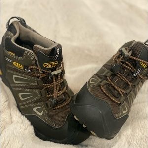 Lightly used keen kids boots